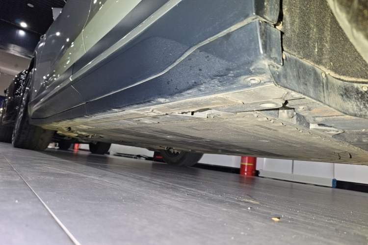 Used Nio ES6 2024 75 kWh Left Side Sill