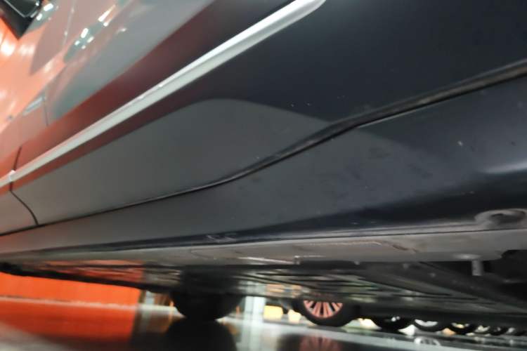Used Nio ES6 2024 75 kWh Left Side Sill