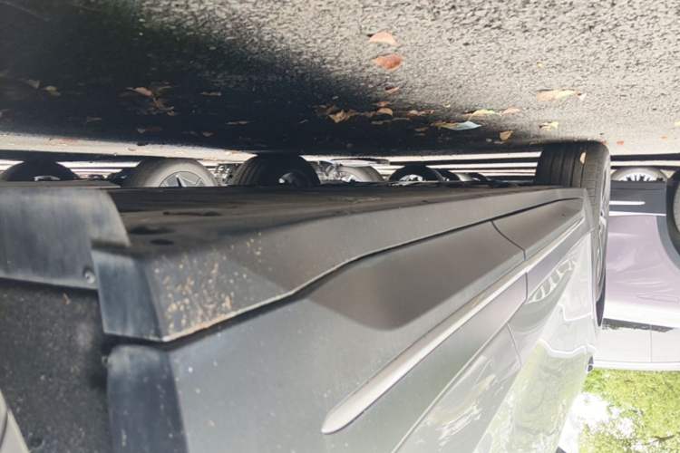 Used Nio ES6 2024 75 kWh Left Side Sill