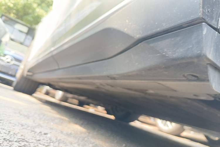 Used Nio ES6 2024 75 kWh Left Side Sill