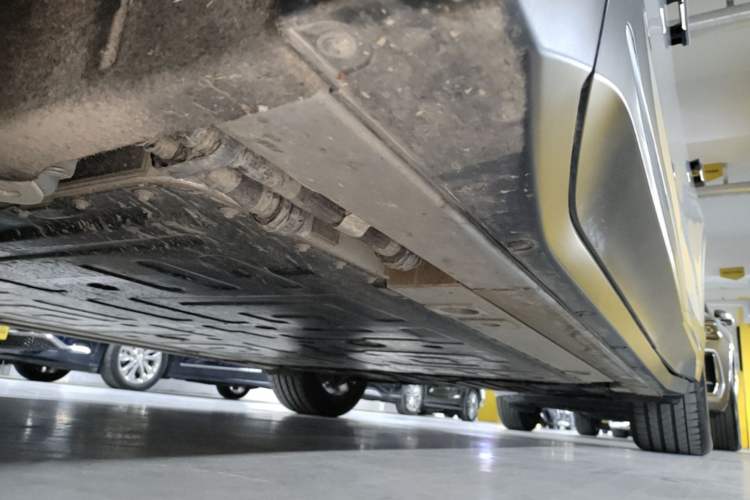 Used Nio ES6 2024 75 kWh Left Side Sill