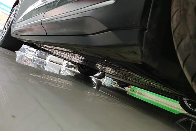 Used Nio ES6 2024 75 kWh Left Side Sill