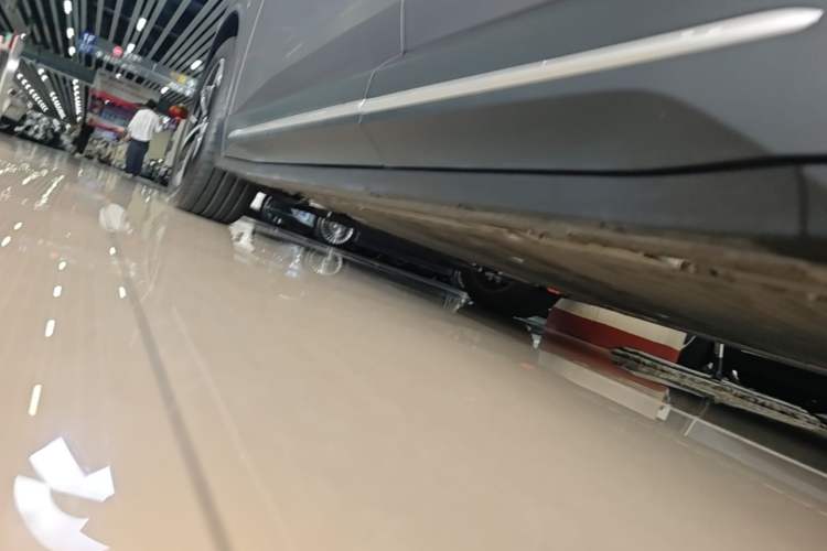 Used Nio ES6 2024 75 kWh Left Side Sill