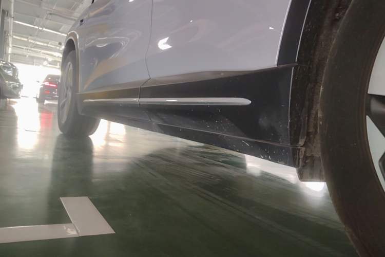 Used Nio ES6 2024 75 kWh Left Side Sill
