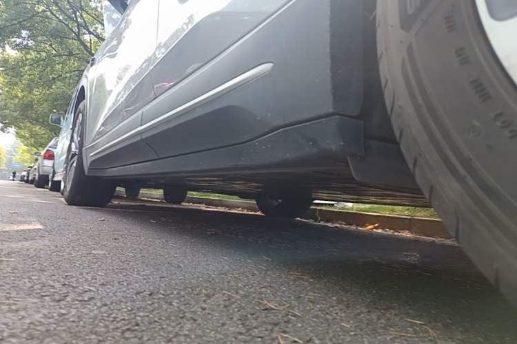 Used Nio ES6 2024 75 kWh Left Side Sill