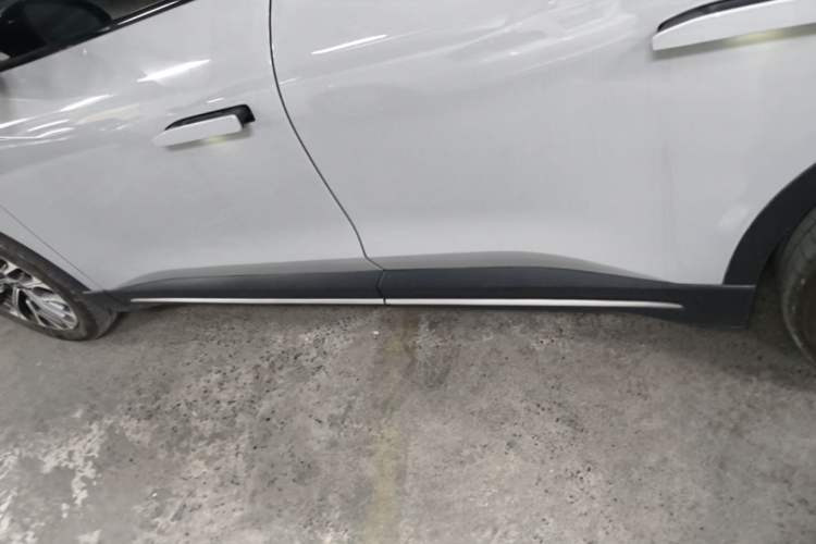 Used Nio ES6 2024 75 kWh Left Side Sill