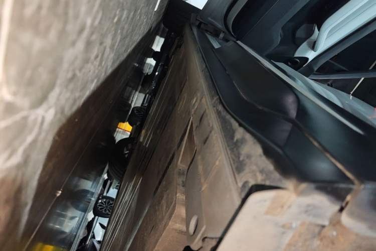 Used Nio ES6 2024 75 kWh Left Side Sill
