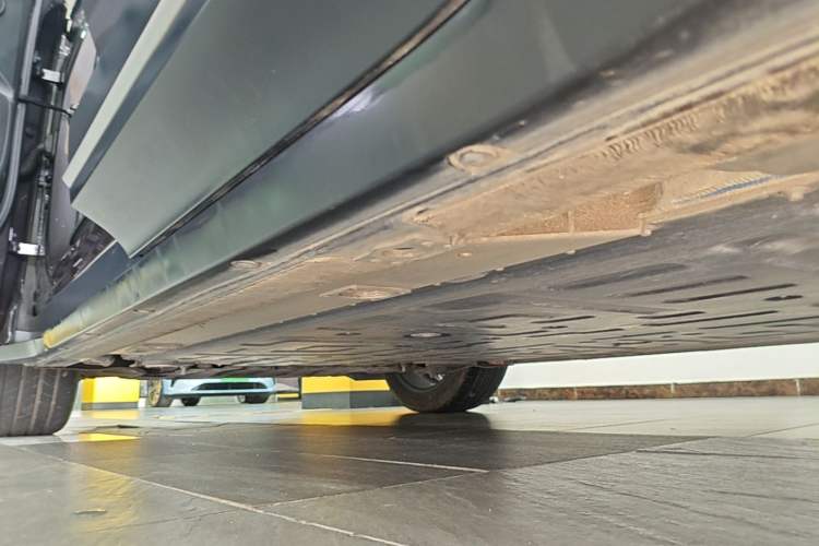 Used Nio ES6 2024 75 kWh Left Side Sill