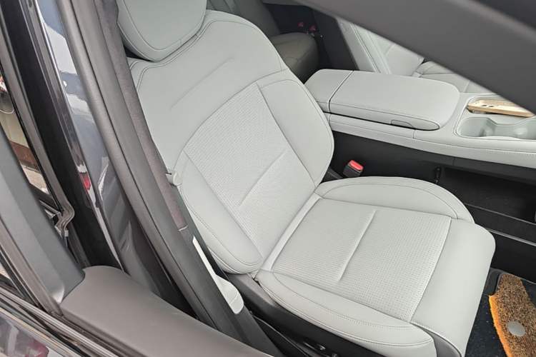 Used Nio ES6 2024 75 kWh Right Front Seat