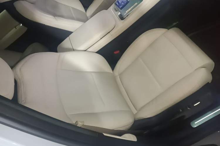 Used Nio ES6 2024 75 kWh Right Front Seat