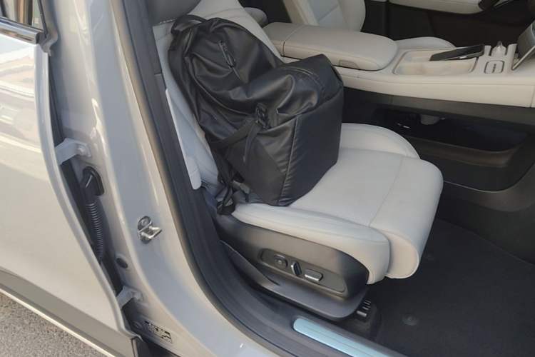Used Nio ES6 2024 75 kWh Right Front Seat