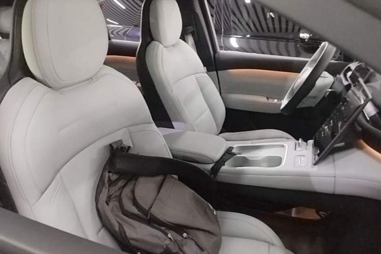Used Nio ES6 2024 75 kWh Right Front Seat