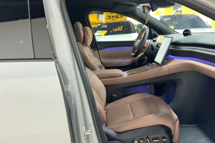 Used Nio ES6 2024 75 kWh Right Front Seat