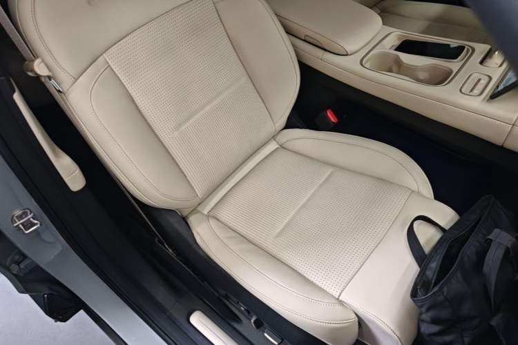 Used Nio ES6 2024 75 kWh Right Front Seat