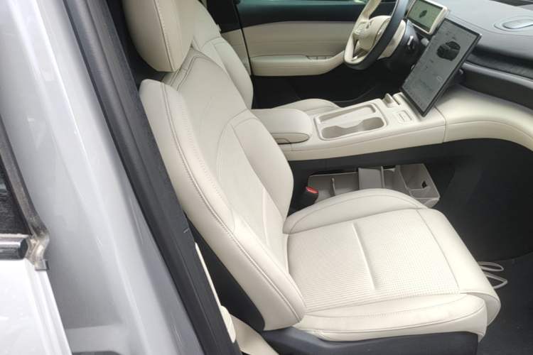 Used Nio ES6 2024 75 kWh Right Front Seat