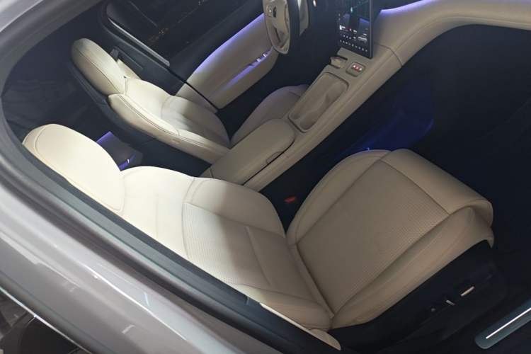 Used Nio ES6 2024 75 kWh Right Front Seat