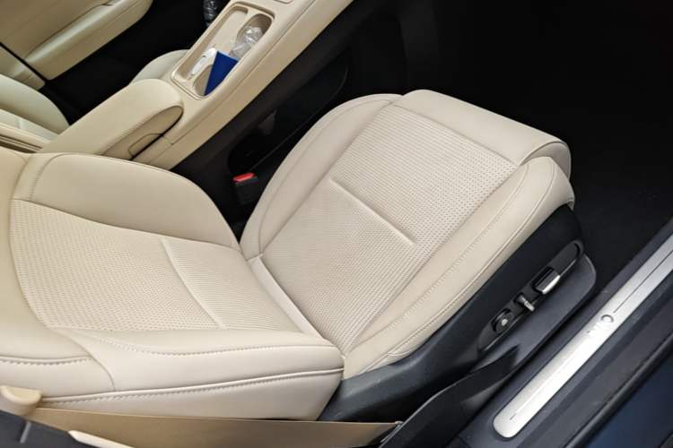 Used Nio ES6 2024 75 kWh Right Front Seat