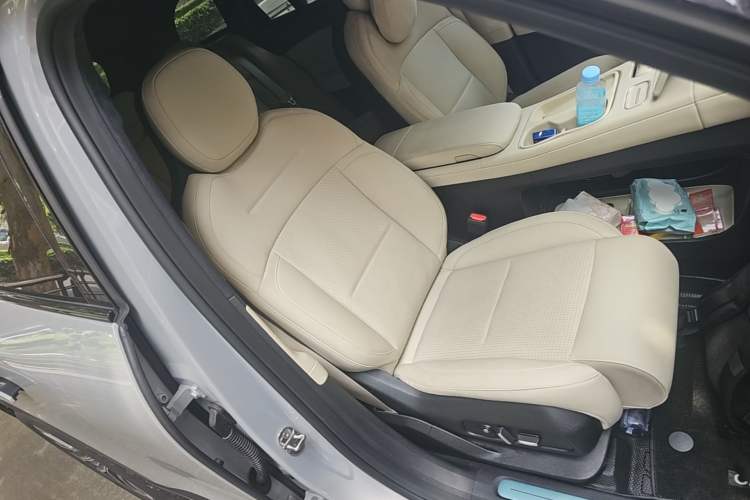 Used Nio ES6 2024 75 kWh Right Front Seat