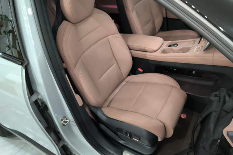 Used Nio ES6 2024 75 kWh Right Front Seat