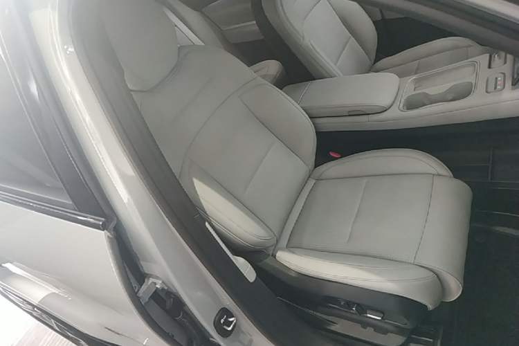Used Nio ES6 2024 75 kWh Right Front Seat