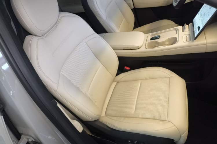 Used Nio ES6 2024 75 kWh Right Front Seat