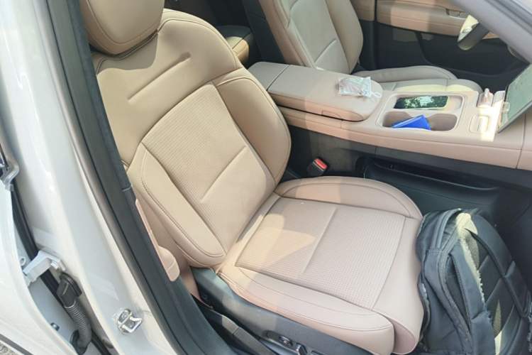 Used Nio ES6 2024 75 kWh Right Front Seat
