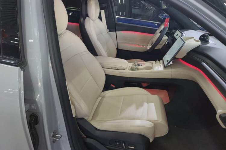 Used Nio ES6 2024 75 kWh Right Front Seat