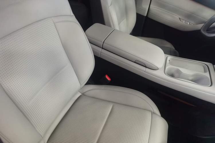 Used Nio ES6 2024 75 kWh Right Front Seat