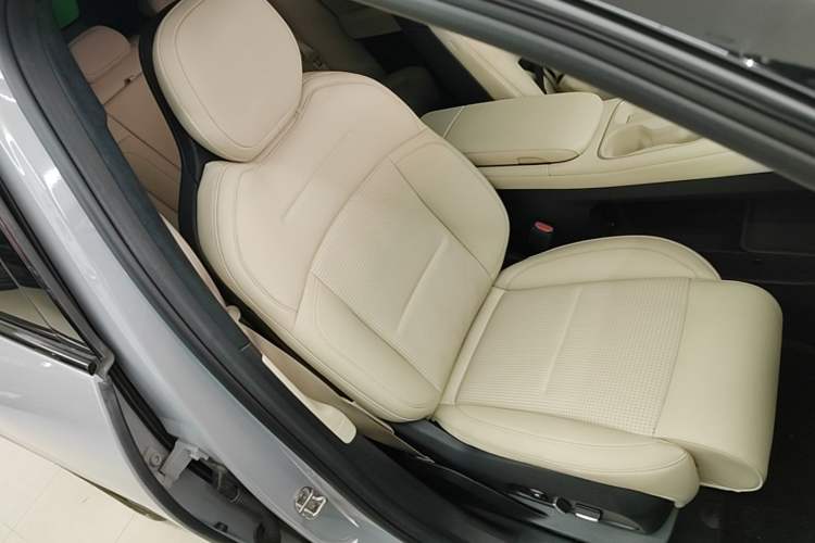 Used Nio ES6 2024 75 kWh Right Front Seat