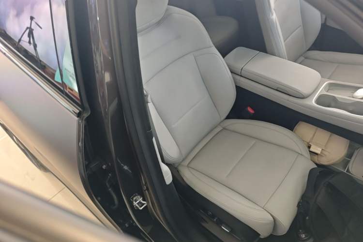 Used Nio ES6 2024 75 kWh Right Front Seat