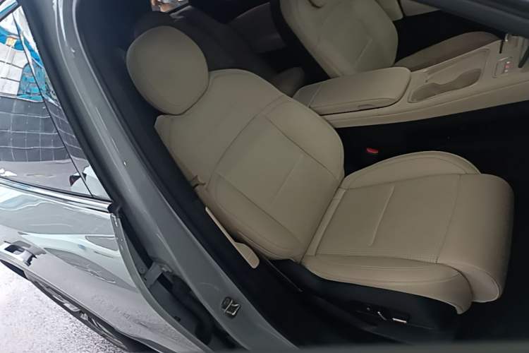 Used Nio ES6 2024 75 kWh Right Front Seat