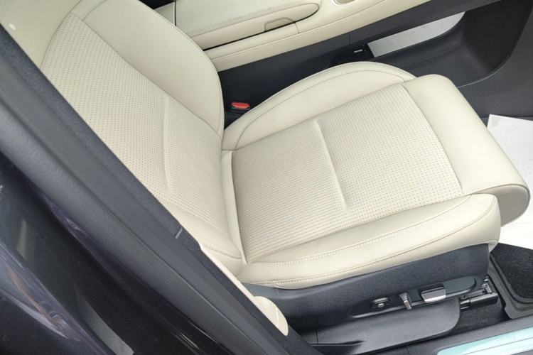 Used Nio ES6 2024 75 kWh Right Front Seat