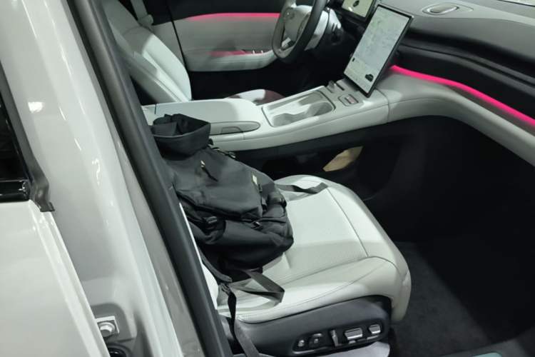Used Nio ES6 2024 75 kWh Right Front Seat
