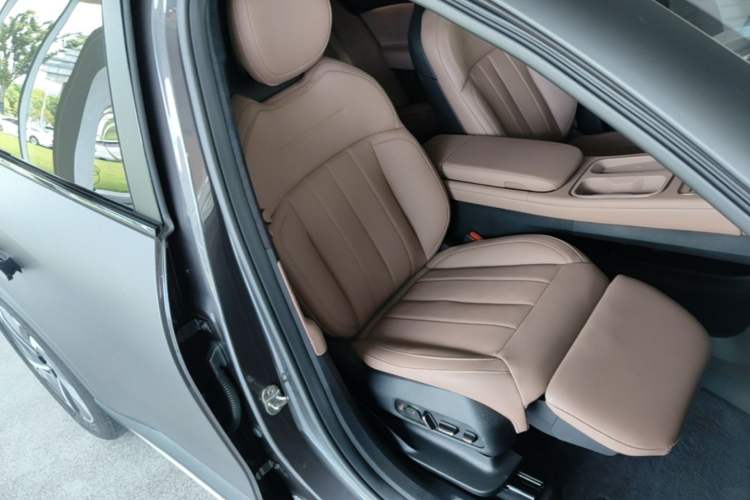 Used Nio ES6 2024 75 kWh Right Front Seat