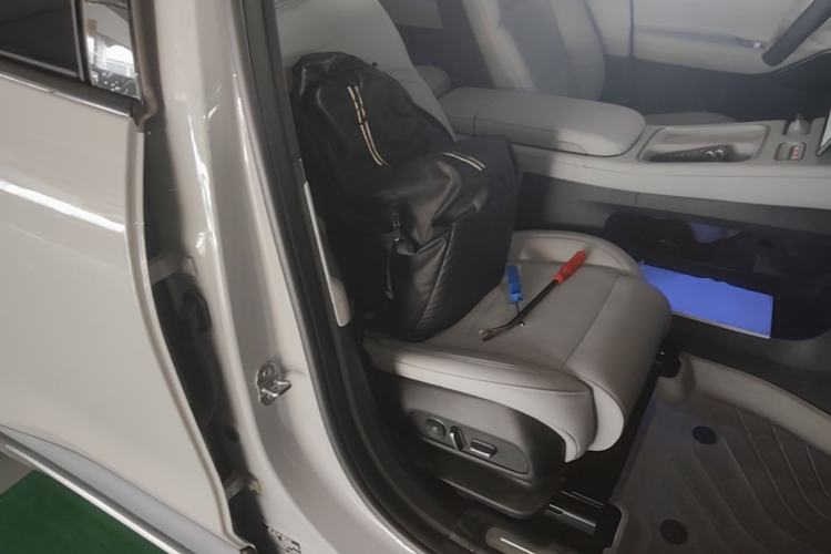 Used Nio ES6 2024 75 kWh Right Front Seat
