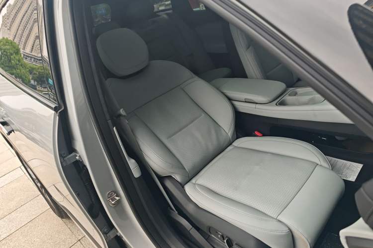 Used Nio ES6 2024 75 kWh Right Front Seat