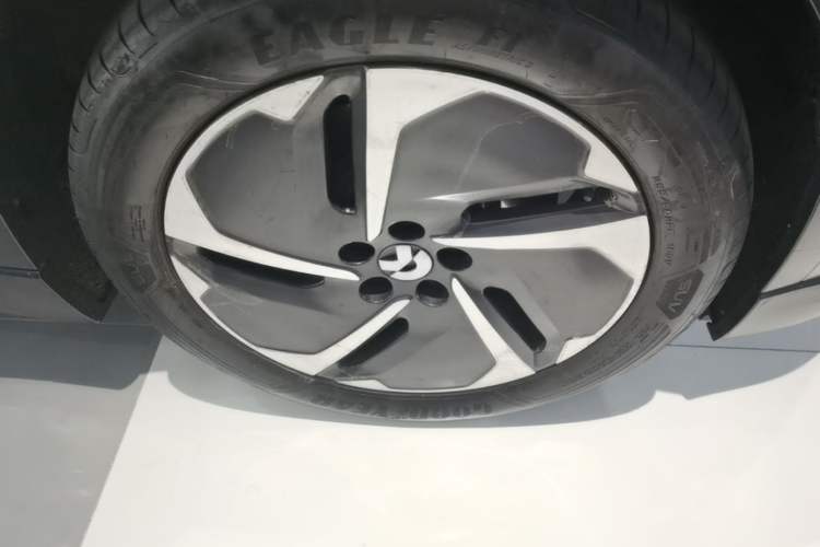 Used Nio ES6 2024 75 kWh Right Front Wheel Hub