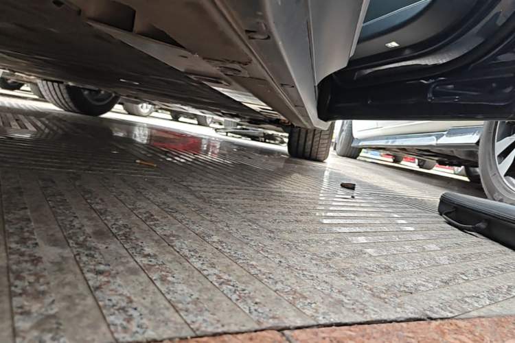 Used Nio ES6 2024 75 kWh Right Side Sill