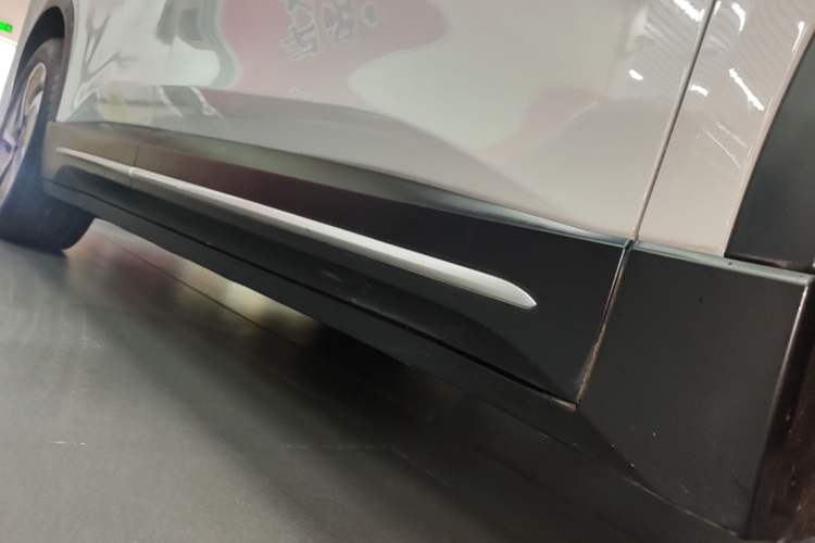 Used Nio ES6 2024 75 kWh Right Side Sill