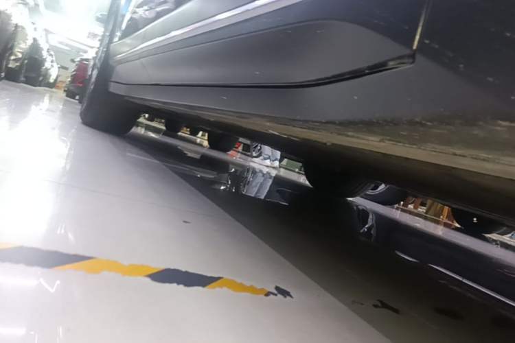 Used Nio ES6 2024 75 kWh Right Side Sill
