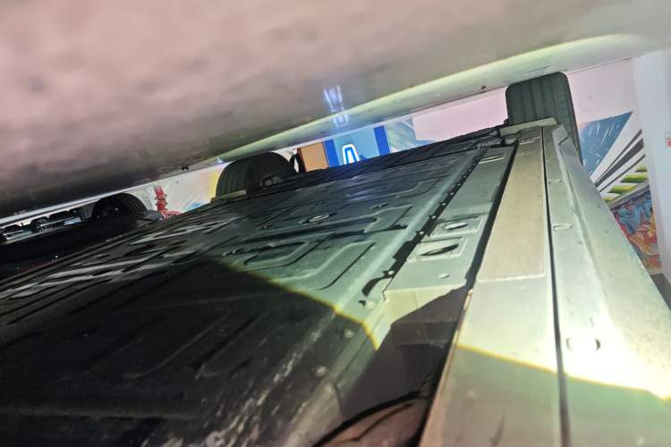 Used Nio ES6 2024 75 kWh Right Side Sill