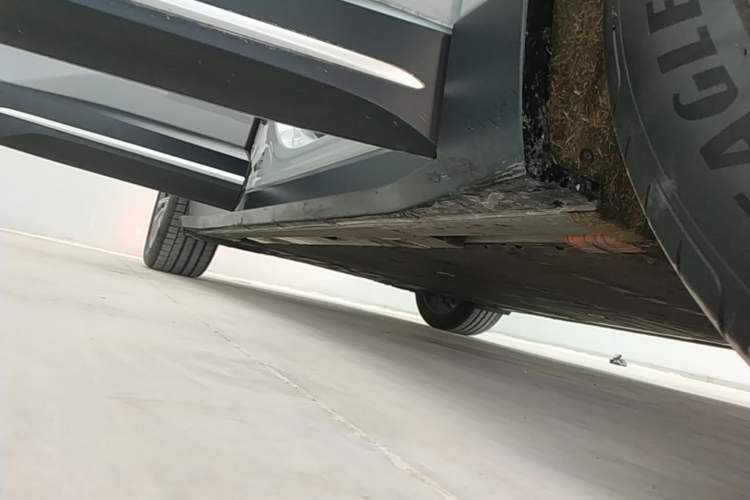 Used Nio ES6 2024 75 kWh Right Side Sill