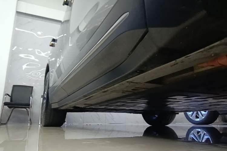 Used Nio ES6 2024 75 kWh Right Side Sill