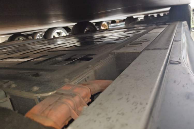 Used Nio ES6 2024 75 kWh Right Side Sill