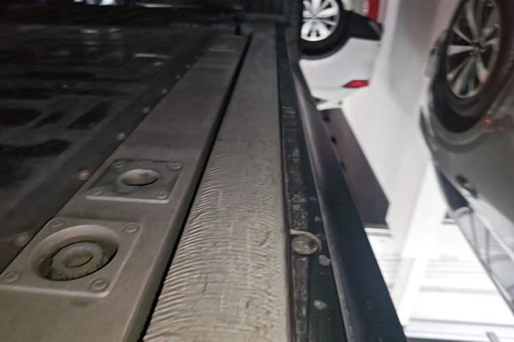 Used Nio ES6 2024 75 kWh Right Side Sill