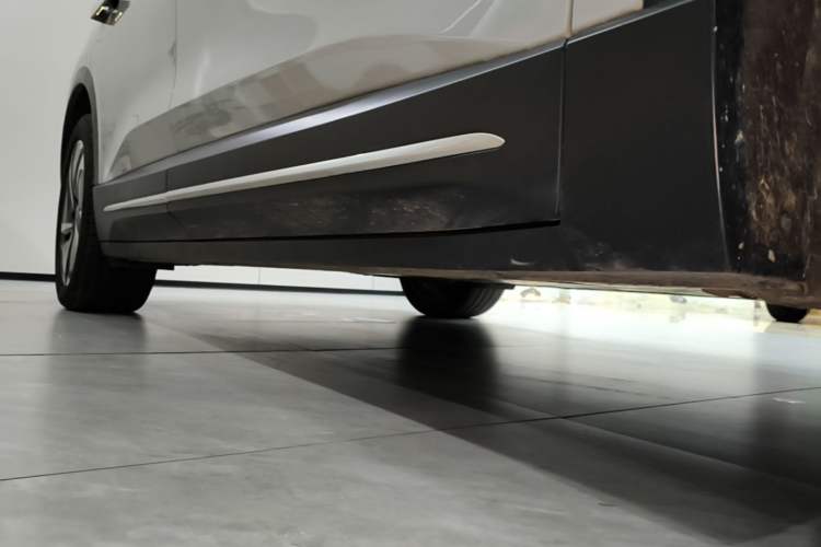 Used Nio ES6 2024 75 kWh Right Side Sill