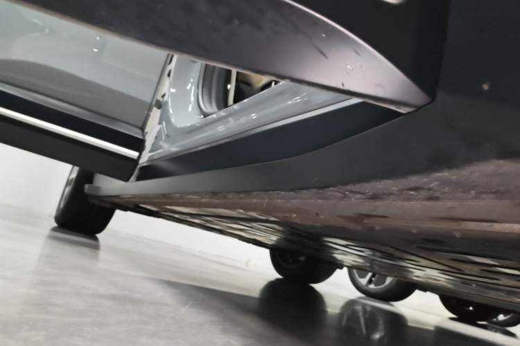 Used Nio ES6 2024 75 kWh Right Side Sill