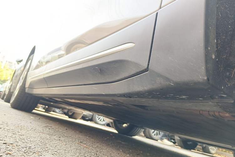 Used Nio ES6 2024 75 kWh Right Side Sill