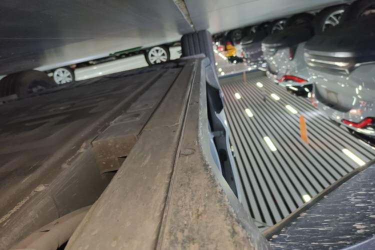 Used Nio ES6 2024 75 kWh Right Side Sill