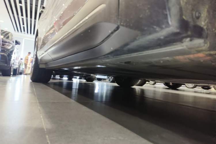 Used Nio ES6 2024 75 kWh Right Side Sill